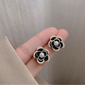 Flower shape silver pin earrings